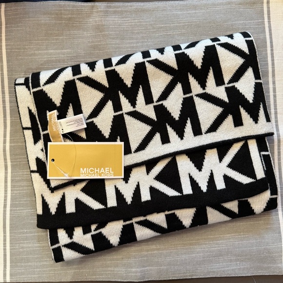 Michael Kors Black and White Logo Scarf NWT - Picture 7 of 7